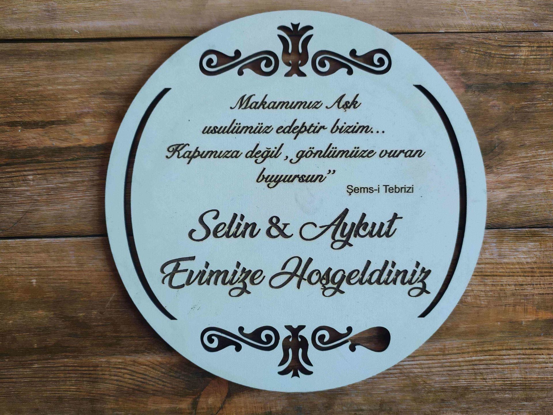Yuvarlak Güllü Ahşap Kapı Süsü Pleksi 30cm